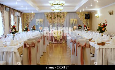 décoration de mariage de tables dans un restaurant, lors d'un banquet. décorations de mariage faites de vraies fleurs. arrangements de fleurs de mariage. Photo de haute qualité Banque D'Images