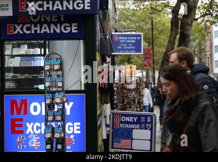 Londres, Royaume-Uni. 21 octobre 2022. Promenez-vous à pied devant un magasin de change dans le centre de Londres. Date de la photo: Vendredi 21 octobre 2022. Crédit : Isabel Banque D'Images