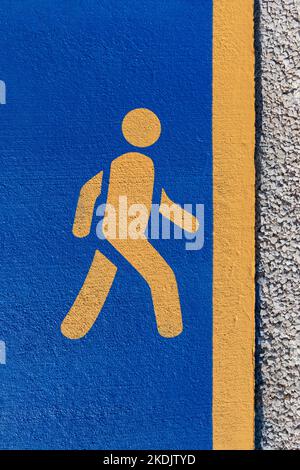 panneau de course à pied, panneau de course jaune sur fond bleu sur une piste de jogging Banque D'Images