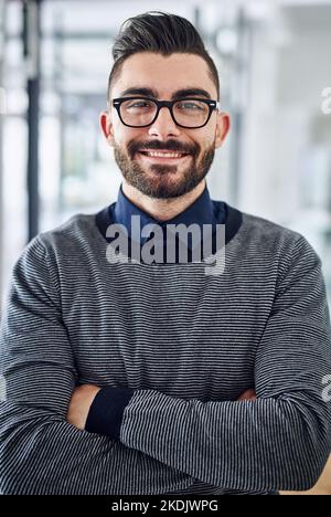 Vous réussirez tant que vous restez déterminé. Portrait d'un jeune designer confiant debout dans un bureau. Banque D'Images