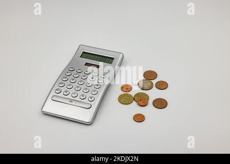 Pauvreté et petit changement avec des pièces en euros et une calculatrice Banque D'Images