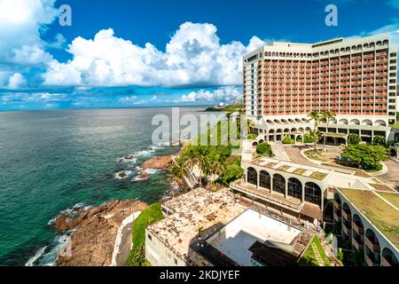 Salvador, Brésil - 22 février 2022 : hôtel en bord de mer Banque D'Images