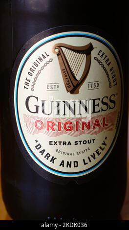 Gros plan sur l'étiquette d'une bouteille non ouverte de bière irlandaise Guinness Original Extra Stout Banque D'Images