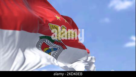 Lisbonne, PT, octobre 2022: Le drapeau de SLB Benfica agitant dans le vent. Benfica est un club sportif portugais basé à Lisbonne, au Portugal, dans la province de S. Banque D'Images