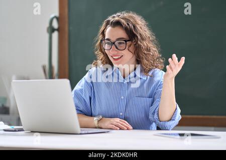 Jeune femme heureuse enseignante en ligne enseignement vidéo appel cours à distance sur ordinateur portable. Banque D'Images