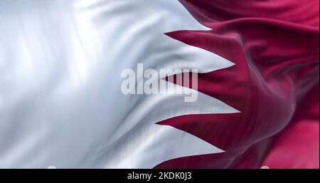 Vue rapprochée du drapeau national du Qatar. L'État du Qatar est un pays d'Asie occidentale. Arrière-plan texturé en tissu. Mise au point sélective. 3D illustration Banque D'Images