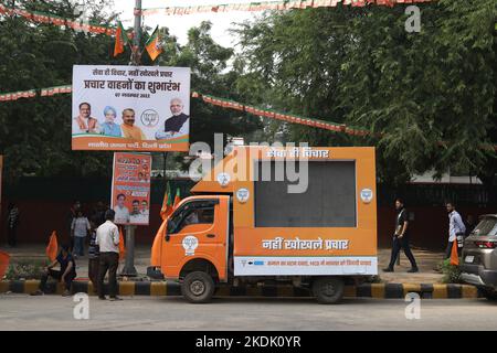 Le principal véhicule de campagne du parti politique indien BJP est prêt à se lancer dans le cadre d’un programme visant à marquer le véhicule de campagne pour les élections MCD à New Delhi, en Inde, sur 7 novembre 2022. Photo d'Anshuman Akash/ABACAPRESS.COM Banque D'Images