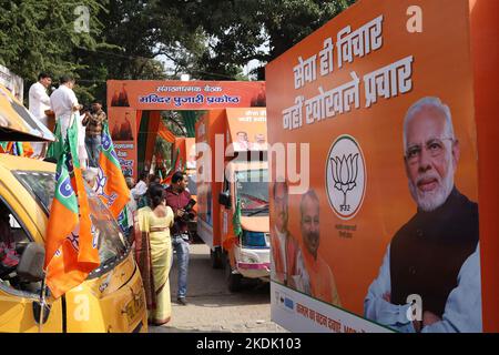 Le principal véhicule de campagne du parti politique indien BJP est prêt à se lancer dans le cadre d’un programme visant à marquer le véhicule de campagne pour les élections MCD à New Delhi, en Inde, sur 7 novembre 2022. Photo d'Anshuman Akash/ABACAPRESS.COM Banque D'Images