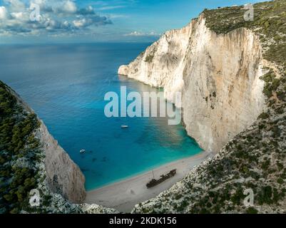 Vue aérienne du calendrier célèbre dans le monde parfait Navagio navire épave plage à Zakynthos Grèce Banque D'Images