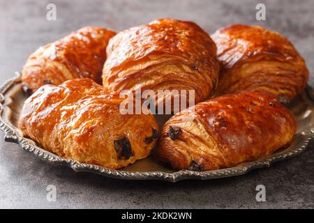 Délicieux petits pains croissants pain au chocolat dans l'assiette sur la table. Horizontale Banque D'Images