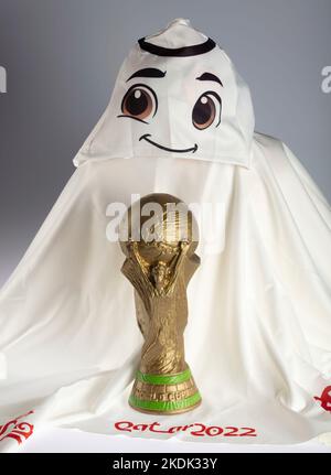 Dulmen, Allemagne. 24th mai 2022. Firo : 05/24/2022 football, coupe du monde de la FIFA 2022 coupe du monde, mascotte de la coupe du monde Une robe blanche volante avec le nom la'eeb est la mascotte officielle de la coupe du monde de football cette année au Qatar Doha le mot arabe la'eeb signifie quelque chose comme un joueur très talentueux. Avec WM Replica Trophy Credit: actualités en direct de dpa/Alamy Banque D'Images