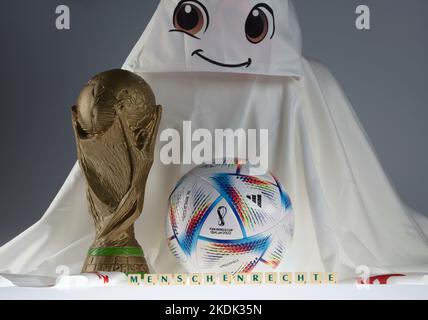 Dulmen, Allemagne. 24th mai 2022. Firo : football 05/24/2022, coupe du monde de la FIFA 2022, Mascotte de la coupe du monde Une robe blanche volante du nom la'eeb est la mascotte officielle de la coupe du monde de football 2022 cette année au Qatar Doha le mot arabe la'eeb signifie tellement à quel point le joueur est très talentueux. Avec Adidas 2022 World Cup ball devient 'Al Rihla' Official Match ball avec Les lettres Scrabble les droits de l'homme contre l'exploitation des travailleurs au Qatar crédit: dpa/Alay Live News Banque D'Images