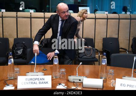 Bruxelles, Belgique. 07th novembre 2022. Le vice-président de la Banque centrale européenne Luis de Guindos assiste à une réunion de dialogue macroéconomique avec les partenaires sociaux européens à Bruxelles, Belgique, le 7 novembre 2022. Crédit: ALEXANDROS MICHAILIDIS/Alamy Live News Banque D'Images