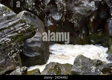 Une section de la rivière Nevis en plein essor alors qu'elle force son chemin à travers les rochers de Glen Nevis au pied de Ben Nevis. Banque D'Images