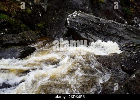 Une section de la rivière Nevis en plein essor alors qu'elle force son chemin à travers les rochers de Glen Nevis au pied de Ben Nevis. Banque D'Images