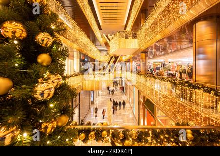 Centre commercial Hudson yards avec décorations de Noël illuminées en soirée. Midtown Manhattan, New York Banque D'Images