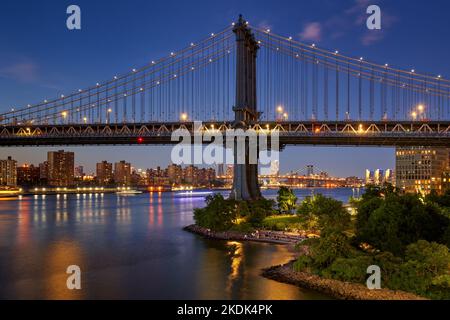Vue en soirée du pont de Manhattan sur le côté Broooklyn (DUMBO), New York City. Personnes appréciant le parc du pont en été Banque D'Images