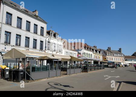 Cafés et brasseries sur la place du général de Gaulle, Montreuil-sur-Mer, France Banque D'Images