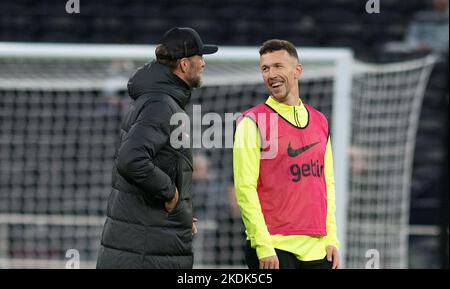 Londres, Royaume-Uni. 06th novembre 2022. Jurgen Klopp, directeur de Liverpool, parle avec Ivan Perisic de Tottenham Hotspur pendant l'échauffement au stade Tottenham Hotspur. Premier League Match, Tottenham Hotspur v Liverpool au Tottenham Hotspur Stadium de Londres, le dimanche 6th novembre 2022. Cette image ne peut être utilisée qu'à des fins éditoriales. Utilisation éditoriale uniquement, licence requise pour une utilisation commerciale. Aucune utilisation dans les Paris, les jeux ou les publications d'un seul club/ligue/joueur. photo de Sandra Mailer/Andrew Orchard sports Photography/Alamy Live News crédit: Andrew Orchard sports Photography/Alamy Live News Banque D'Images