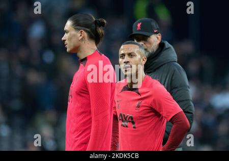 Londres, Royaume-Uni. 06th novembre 2022. Thiago Alcantara (c) et Darwin Nunez de Liverpool avec le directeur de Liverpool Jurgen Klopp pendant l'échauffement . Premier League Match, Tottenham Hotspur v Liverpool au Tottenham Hotspur Stadium de Londres, le dimanche 6th novembre 2022. Cette image ne peut être utilisée qu'à des fins éditoriales. Utilisation éditoriale uniquement, licence requise pour une utilisation commerciale. Aucune utilisation dans les Paris, les jeux ou les publications d'un seul club/ligue/joueur. photo de Sandra Mailer/Andrew Orchard sports Photography/Alamy Live News crédit: Andrew Orchard sports Photography/Alamy Live News Banque D'Images