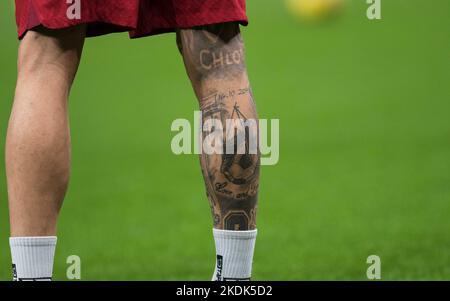 Londres, Royaume-Uni. 06th novembre 2022. Une photo en gros plan du Leg Tattoo sur Darwin Nunez de Liverpool. Premier League Match, Tottenham Hotspur v Liverpool au Tottenham Hotspur Stadium de Londres, le dimanche 6th novembre 2022. Cette image ne peut être utilisée qu'à des fins éditoriales. Utilisation éditoriale uniquement, licence requise pour une utilisation commerciale. Aucune utilisation dans les Paris, les jeux ou les publications d'un seul club/ligue/joueur. photo de Sandra Mailer/Andrew Orchard sports Photography/Alamy Live News crédit: Andrew Orchard sports Photography/Alamy Live News Banque D'Images