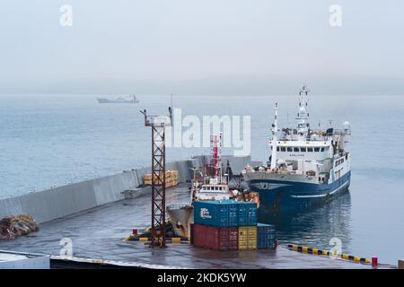 Yuzhno-Kurilsk, Russie - 02 août 2022 : bateau de pêche à la jetée du port sur la rive d'une mer trouble Banque D'Images