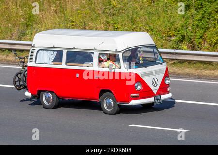 Fourgonnette de livraison Red VW Volkswagen Caravan des années 1972 70s Banque D'Images