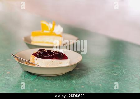 Tranche de cheesecake aux myrtilles sur table au café. Banque D'Images