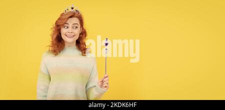 bonne femme à tête rouge dans la couronne de reine avec baguette magique, magie. Femme isolée visage portrait, bannière avec espace de copie. Banque D'Images