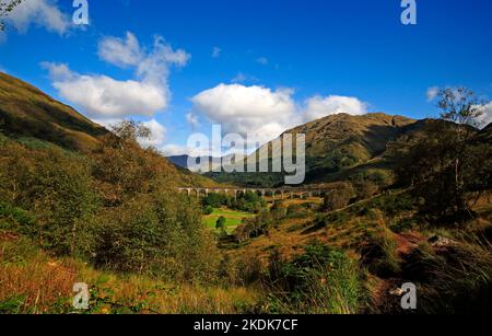 Une vue de Glen Finnan avec le viaduc de West Highland Railway lors d'une belle journée ensoleillée d'automne à Glenfinnan, Lochaber, Highlands, Écosse. Banque D'Images