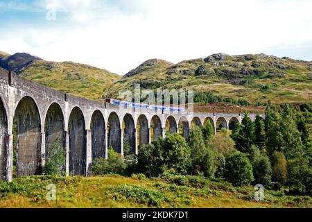 Vue sur le viaduc de Glenfinnan avec un train diesel traversant en automne à Glenfinnan, Lochaber, Highlands, Écosse. Banque D'Images