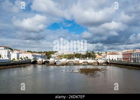 Vue sur Tavira et la rivière Gilao, Algarve, Portugal Banque D'Images