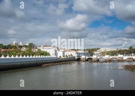 Vue sur Tavira et la rivière Gilao, Algarve, Portugal Banque D'Images