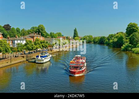 Embarcation de plaisance sur la rivière Dee à Chester, ville du comté de Cheshire en Angleterre. Banque D'Images