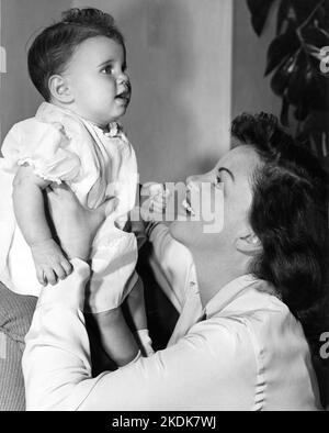 JUDY GARLAND et sa fille LORNA LUFT 1953 Portrait de JOHN ENGSTEAD Banque D'Images