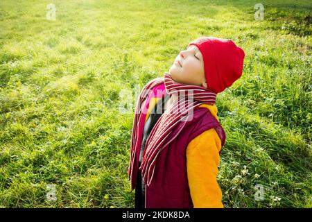 Fille d'automne sur le coucher du soleil prairie odeur de l'air frais. Banque D'Images