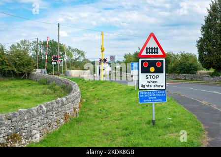 Panneaux de chemin de fer avant un passage à niveau à Arnside, Cumbria, Royaume-Uni. Banque D'Images