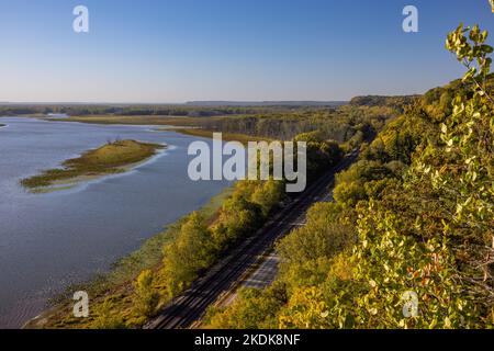 Paysage d'automne pittoresque du fleuve Mississippi avec pistes de chemin de fer Banque D'Images