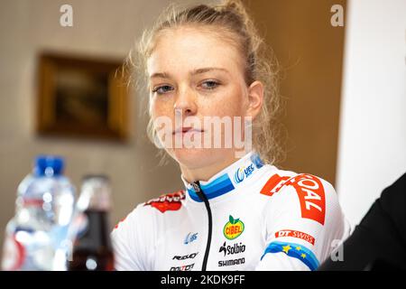 Nouveau champion d'Europe néerlandais FEM Van Empel photographié lors d'une conférence de presse de l'équipe Pauwels Sauzen - Bingoal, à la suite du cyclocross des Championnats d'Europe Namur 2022, à Hamme, le lundi 07 novembre 2022. BELGA PHOTO DAVID PINTENS Banque D'Images