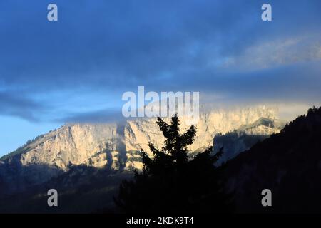 Vue de Leukerbad à Daubenhorn au soleil du matin. Banque D'Images