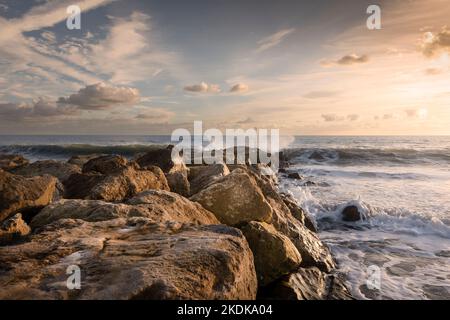 Southbourne Dorset, bloc de défense de la mer avec des vagues, paysage Banque D'Images