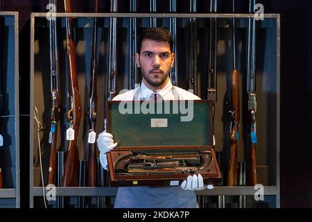 Londres, Royaume-Uni. 7 novembre 2022. Un technicien présente «Une paire de pistolets à percussion à percussion à 36 trous rare et à boîtier précoce» de J. Purdey, de Londres, nos 968 et 969, 1826, (est. £10 000 - £15 000) à un photocall de Bonhams Arms et armure qui comprend la collection Chris Wynn de Early Purdeys. La vente aux enchères aura lieu à Bonhams Knightsbridge le 9 novembre. Credit: Stephen Chung / Alamy Live News Banque D'Images