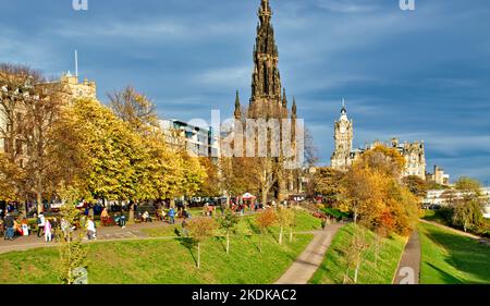 Edinburgh Scotland Princes Street Gardens en automne, en direction du monument Scott et de l'hôtel Balmoral Banque D'Images