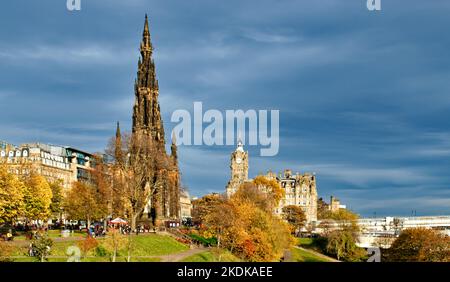 Edinburgh Scotland les Princes Street Gardens en automne, en direction du monument Scott et de l'hôtel Balmoral Banque D'Images