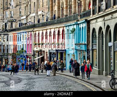 Edinburgh Scotland Victoria Terrace avec des façades de magasins colorées et des visiteurs Banque D'Images