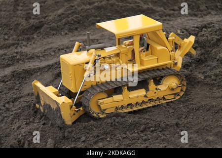 Un petit modèle d'un véhicule de bulldozer de construction. Banque D'Images