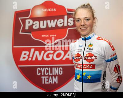 Nouveau champion d'Europe néerlandais FEM Van Empel photographié lors d'une conférence de presse de l'équipe Pauwels Sauzen - Bingoal, à la suite du cyclocross des Championnats d'Europe Namur 2022, à Hamme, le lundi 07 novembre 2022. BELGA PHOTO DAVID PINTENS Banque D'Images