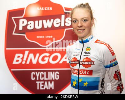 Nouveau champion d'Europe néerlandais FEM Van Empel photographié lors d'une conférence de presse de l'équipe Pauwels Sauzen - Bingoal, à la suite du cyclocross des Championnats d'Europe Namur 2022, à Hamme, le lundi 07 novembre 2022. BELGA PHOTO DAVID PINTENS Banque D'Images