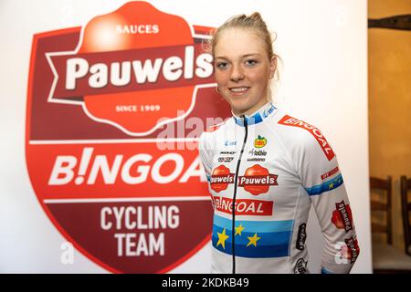 Nouveau champion d'Europe néerlandais FEM Van Empel photographié lors d'une conférence de presse de l'équipe Pauwels Sauzen - Bingoal, à la suite du cyclocross des Championnats d'Europe Namur 2022, à Hamme, le lundi 07 novembre 2022. BELGA PHOTO DAVID PINTENS Banque D'Images