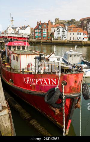 WHITBY, Royaume-Uni - 21 septembre 2022. Vieux bateau de pêche Chieftain dans le port de Whitby, North Yorkshire, Royaume-Uni Banque D'Images